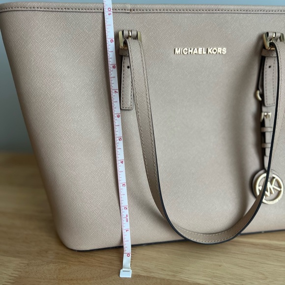 Michael Kors Medium Jet Set Medium Carry All Tote - Picture 8 of 16